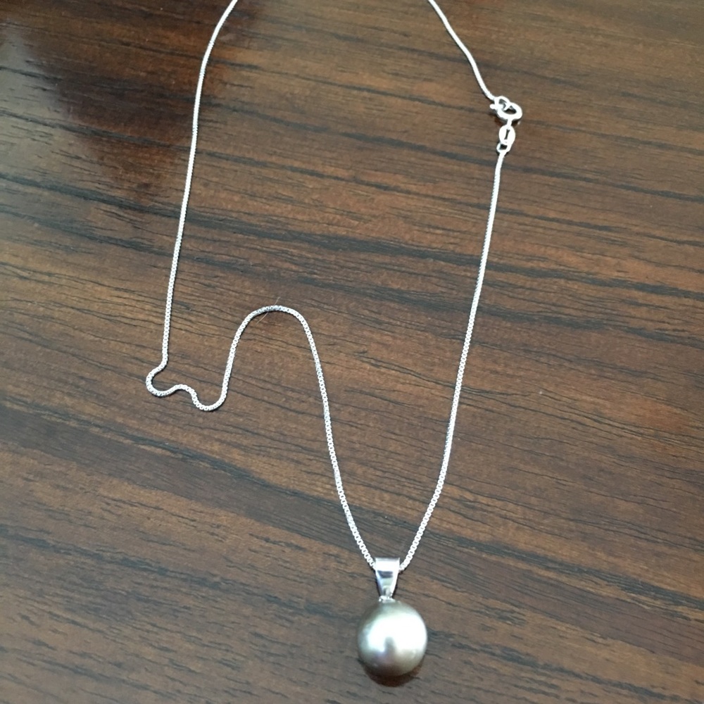 Tahitian pearl necklace